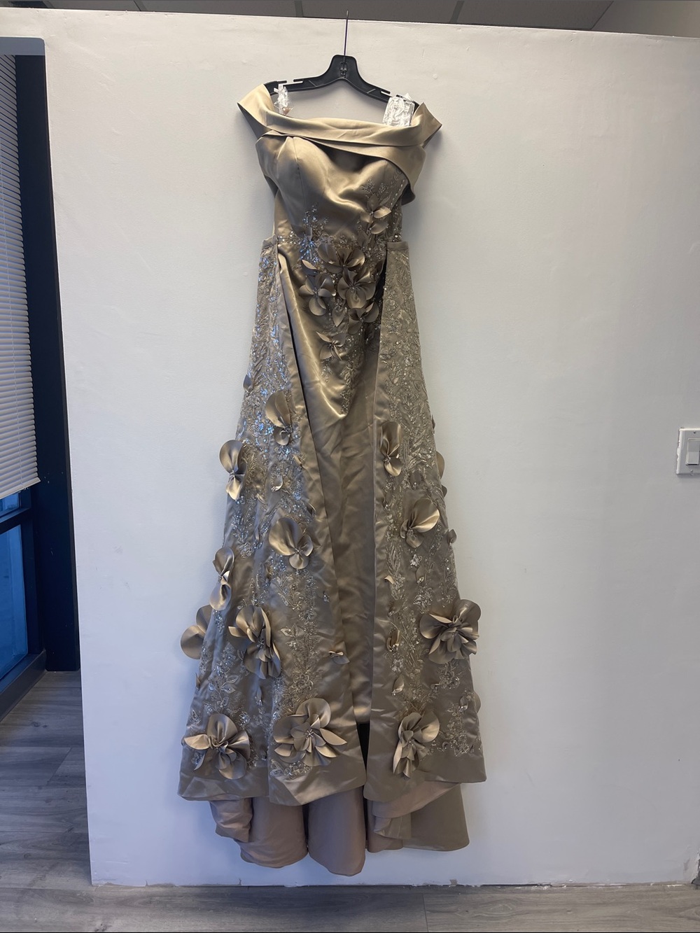 Elegant Off-Shoulder Floral Appliqué Prom Gown in Champagne Brand new with tags